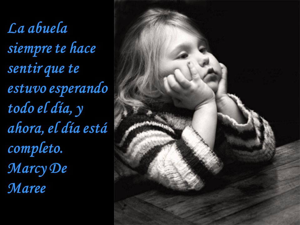 La abuela siempre te hace sentir que te estuvo esperando todo el día, y ahora, el día está completo.
