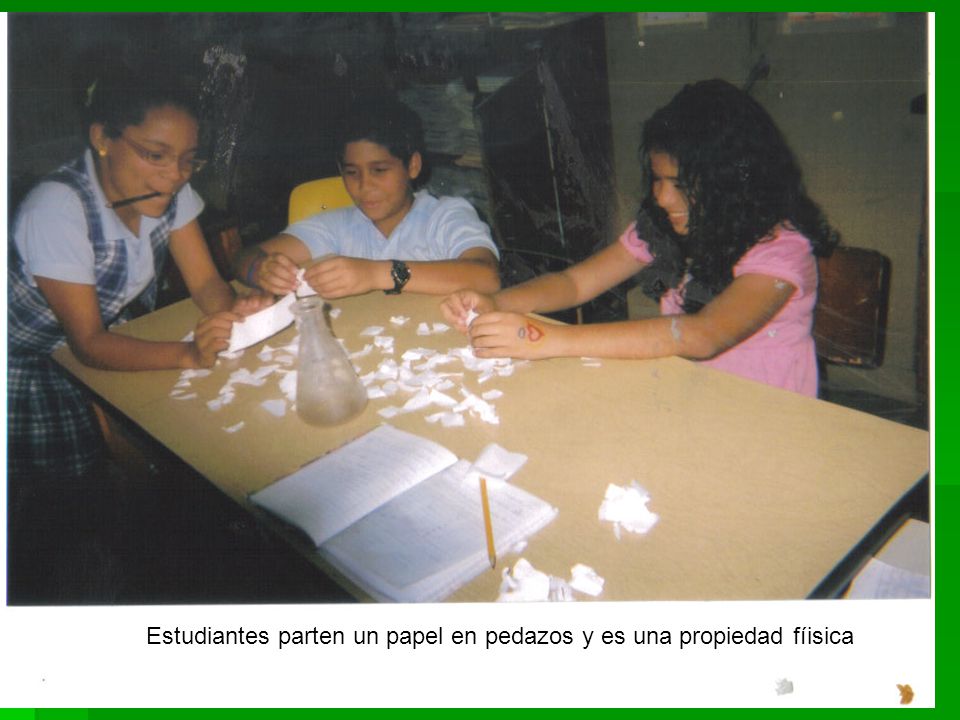 Estudiantes parten un papel en pedazos y es una propiedad fíisica