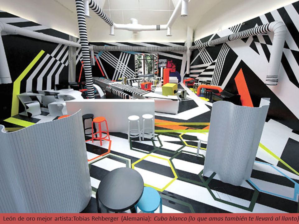 León de oro mejor artista:Tobias Rehberger (Alemania): Cubo blanco (lo que amas también te llevará al llanto)