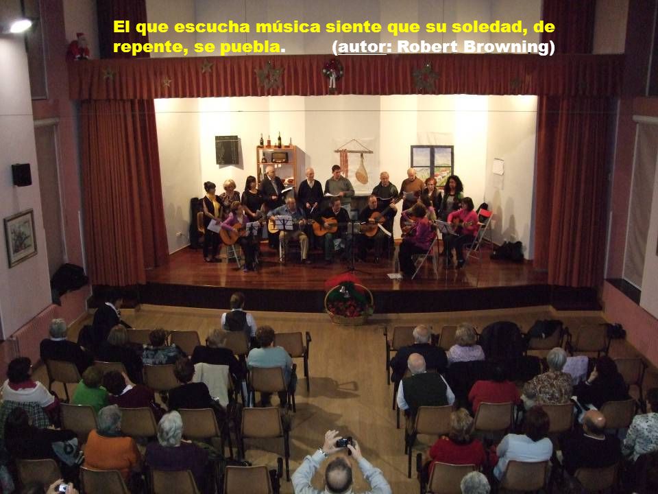 El que escucha música siente que su soledad, de repente, se puebla