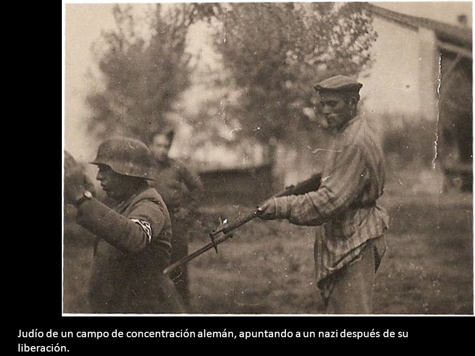 Judío de un campo de concentración alemán, apuntando a un nazi después de su liberación.