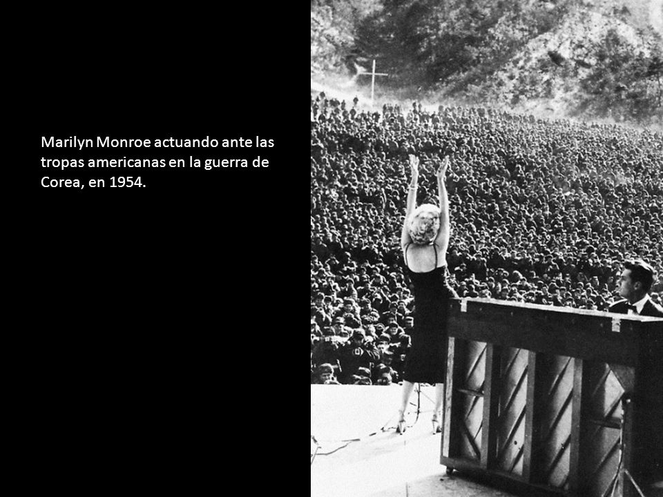 Marilyn Monroe actuando ante las tropas americanas en la guerra de Corea, en 1954.