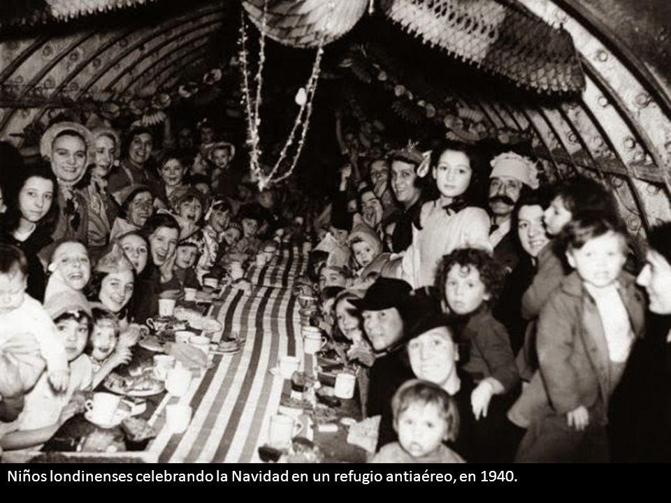 Niños londinenses celebrando la Navidad en un refugio antiaéreo, en 1940.