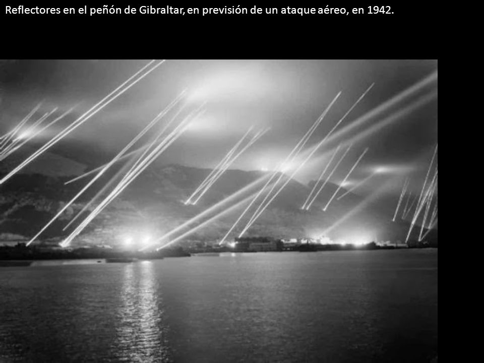 Reflectores en el peñón de Gibraltar, en previsión de un ataque aéreo, en 1942.