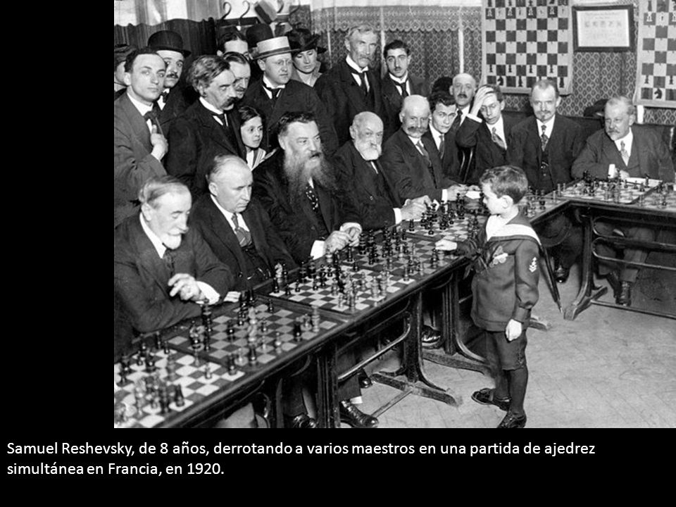 Samuel Reshevsky, de 8 años, derrotando a varios maestros en una partida de ajedrez simultánea en Francia, en 1920.