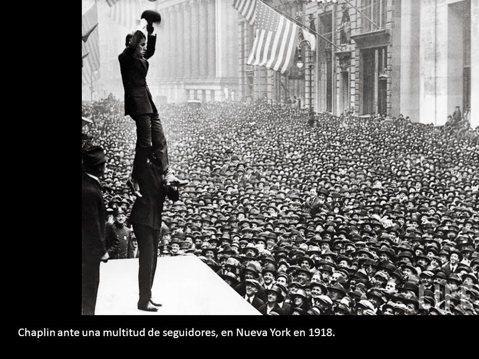 Chaplin ante una multitud de seguidores, en Nueva York en 1918.
