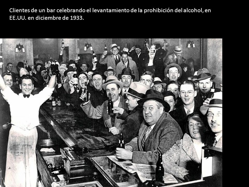 Clientes de un bar celebrando el levantamiento de la prohibición del alcohol, en EE.UU.