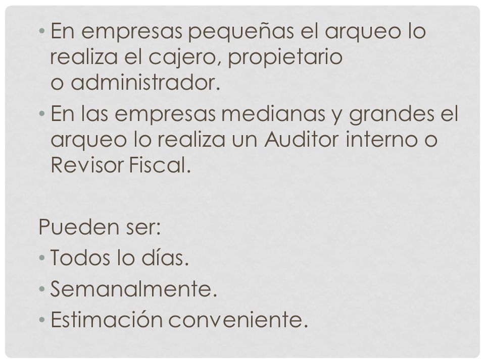 En empresas pequeñas el arqueo lo realiza el cajero, propietario o administrador.