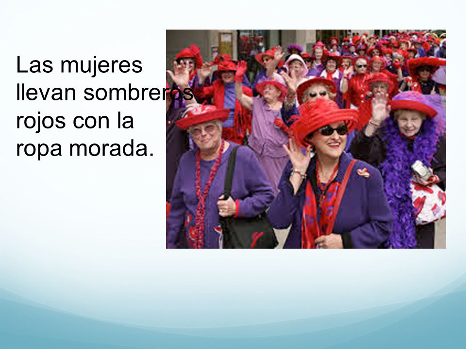 Las mujeres llevan sombreros rojos con la ropa morada.