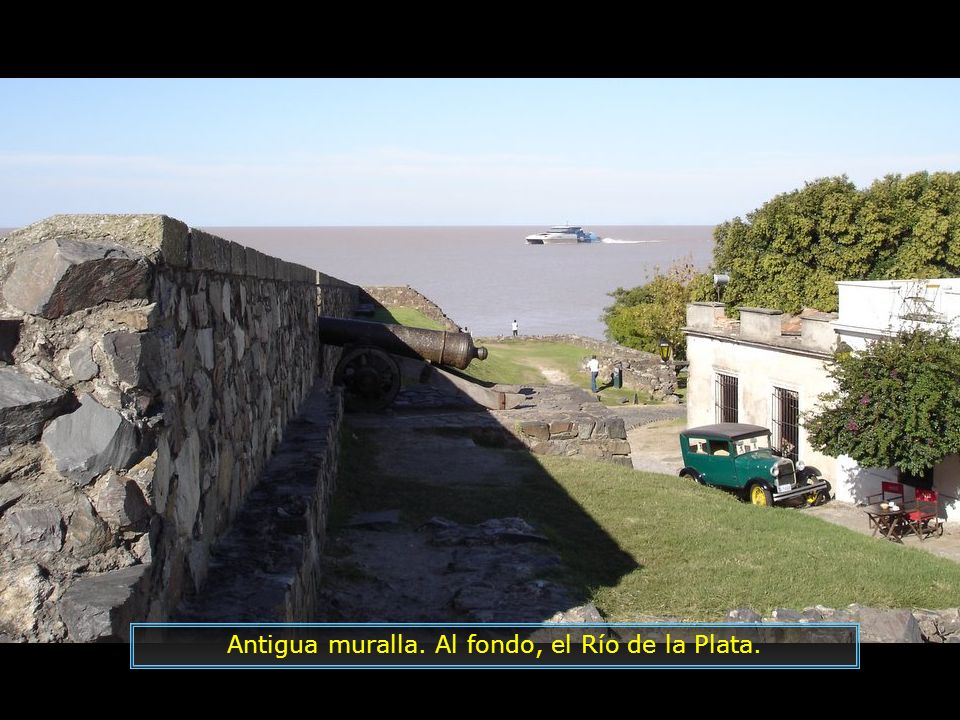 Antigua muralla. Al fondo, el Río de la Plata.
