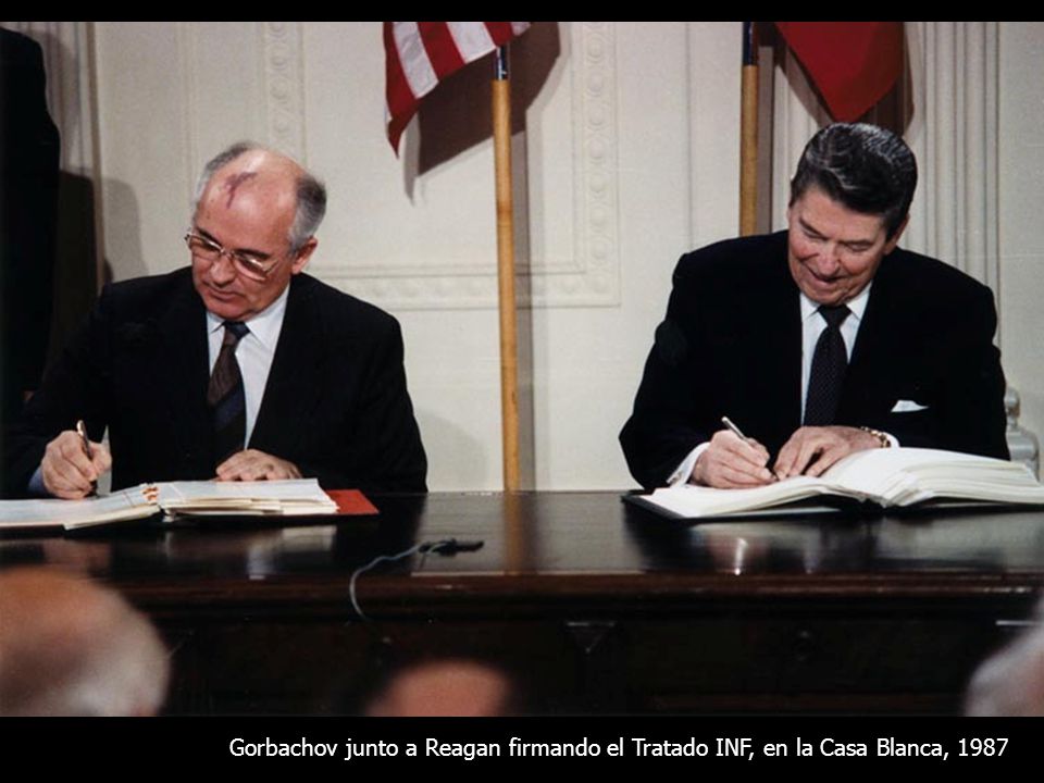 Gorbachov junto a Reagan firmando el Tratado INF, en la Casa Blanca, 1987