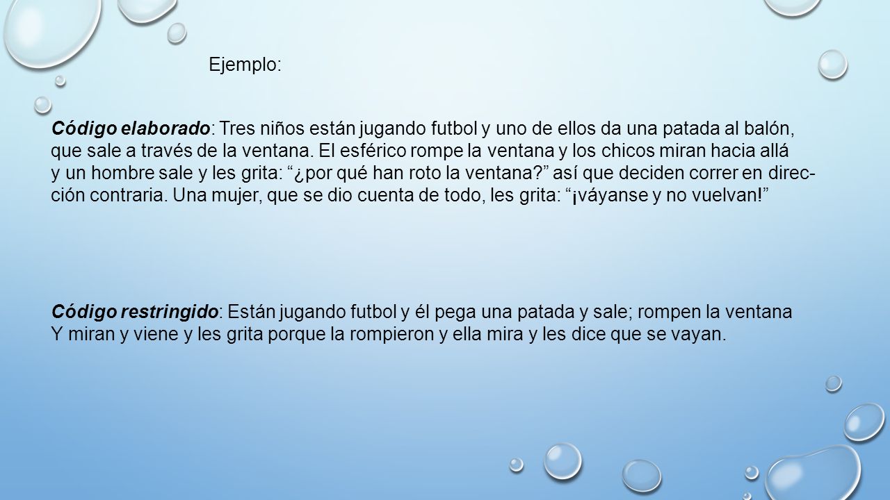 Ejemplo: Código elaborado: Tres niños están jugando futbol y uno de ellos da una patada al balón,