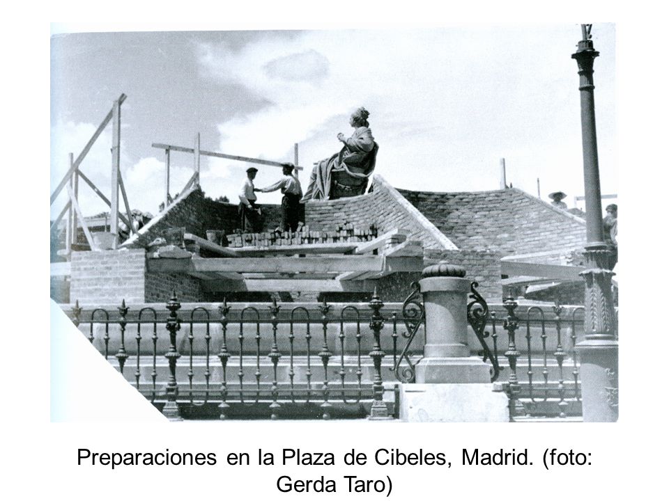 Preparaciones en la Plaza de Cibeles, Madrid. (foto: Gerda Taro)