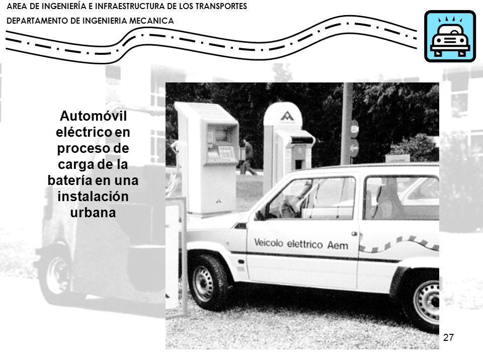 Automóvil eléctrico en proceso de carga de la batería en una instalación urbana