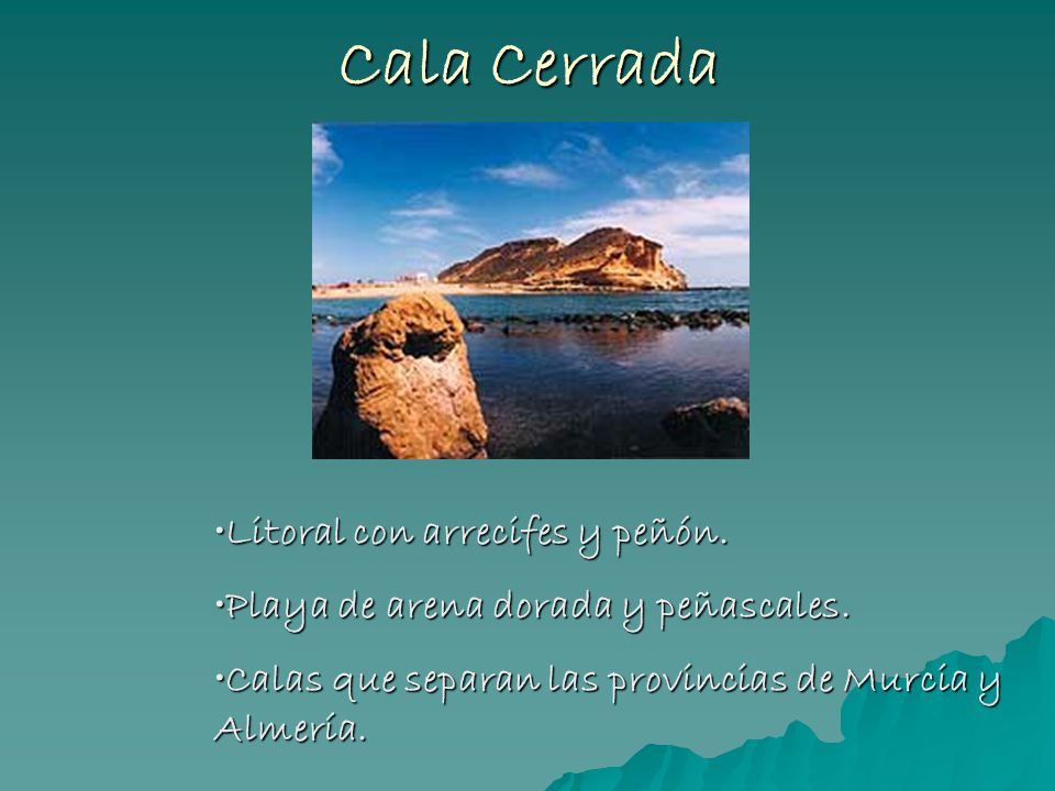 Cala Cerrada Litoral con arrecifes y peñón.
