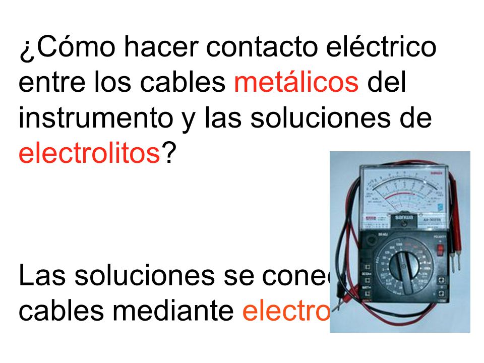 ¿Cómo hacer contacto eléctrico entre los cables metálicos del instrumento y las soluciones de electrolitos