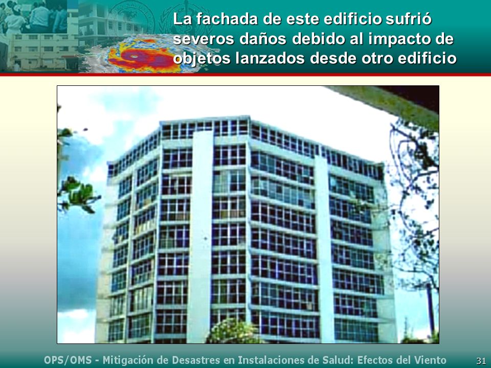 La fachada de este edificio sufrió severos daños debido al impacto de objetos lanzados desde otro edificio