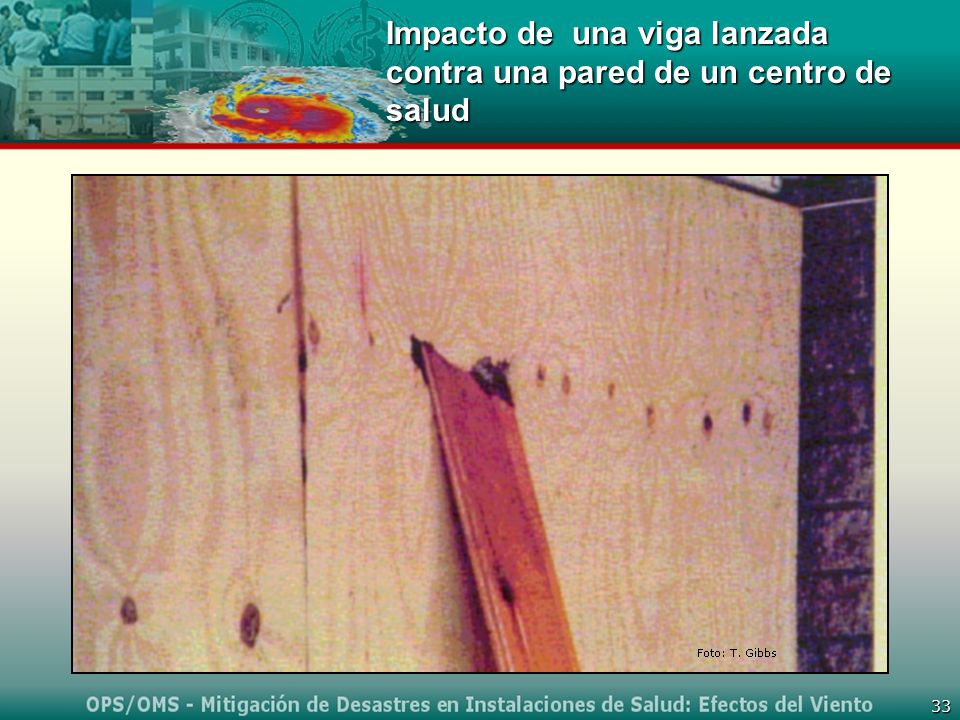 Impacto de una viga lanzada contra una pared de un centro de salud