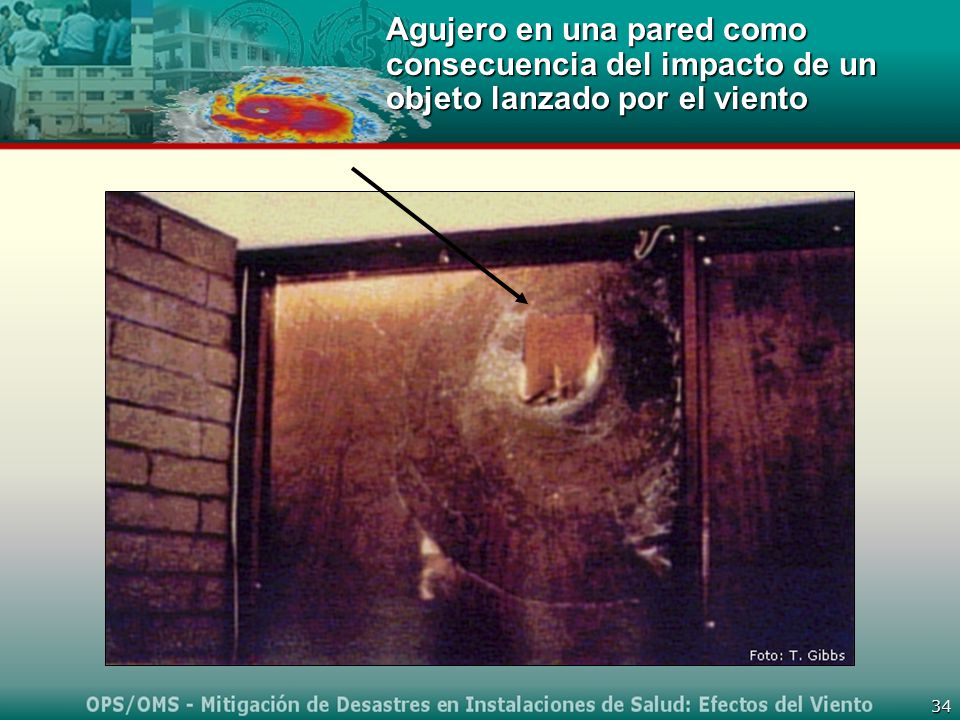 Agujero en una pared como consecuencia del impacto de un objeto lanzado por el viento