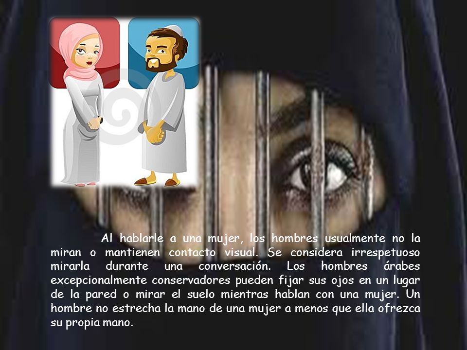 Al hablarle a una mujer, los hombres usualmente no la miran o mantienen contacto visual.