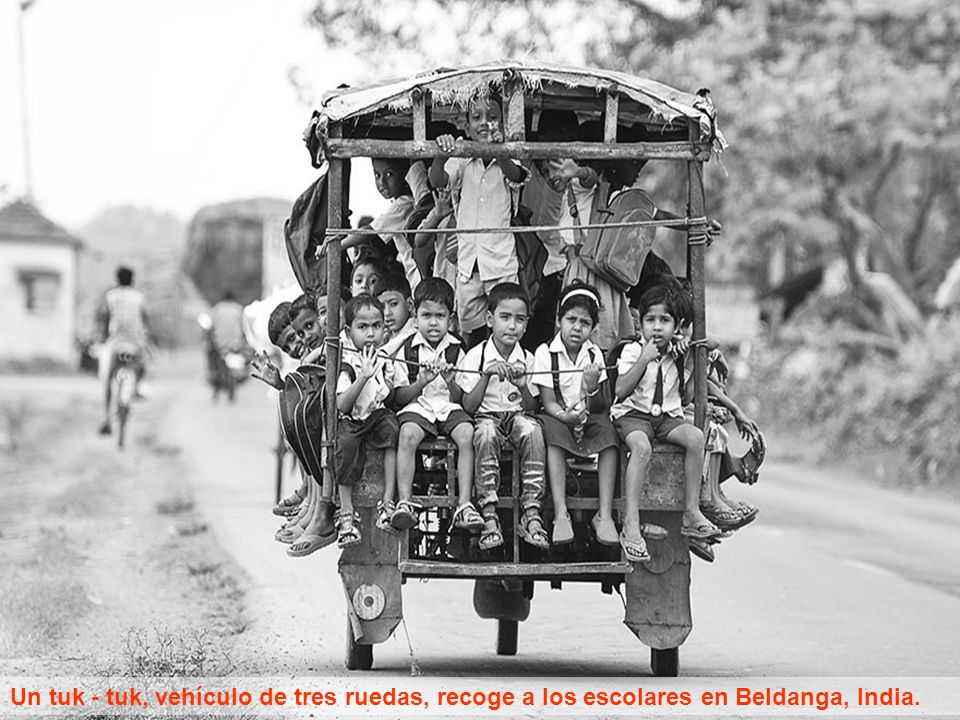 Un tuk - tuk, vehículo de tres ruedas, recoge a los escolares en Beldanga, India.