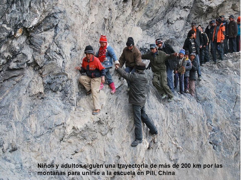 Niños y adultos siguen una trayectoria de más de 200 km por las montañas para unirse a la escuela en Pili, China
