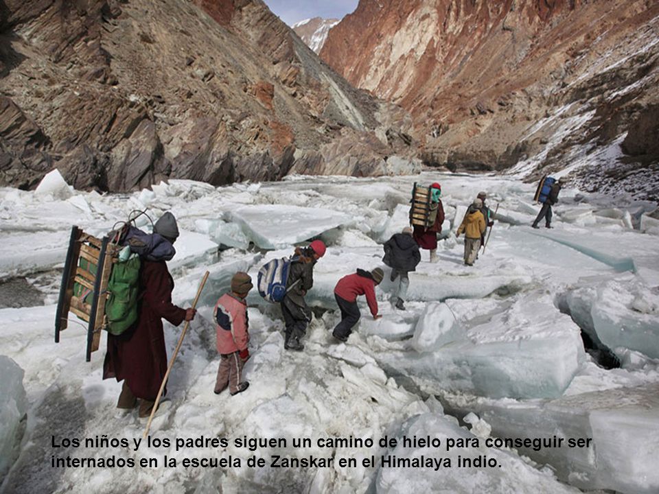 Los niños y los padres siguen un camino de hielo para conseguir ser internados en la escuela de Zanskar en el Himalaya indio.
