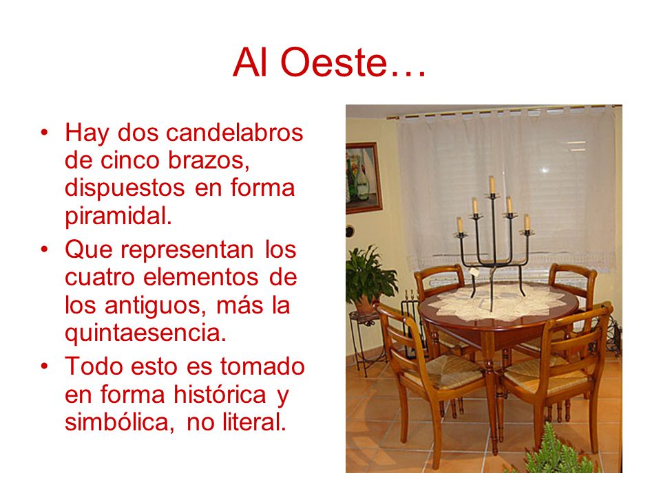 Al Oeste… Hay dos candelabros de cinco brazos, dispuestos en forma piramidal.