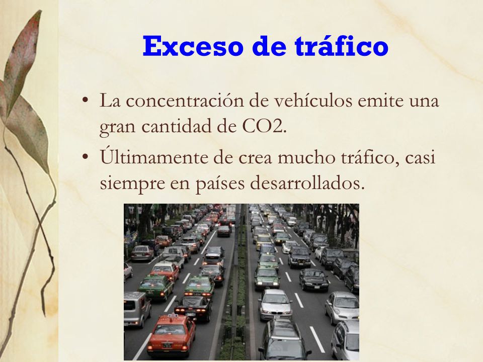 Exceso de tráfico La concentración de vehículos emite una gran cantidad de CO2.
