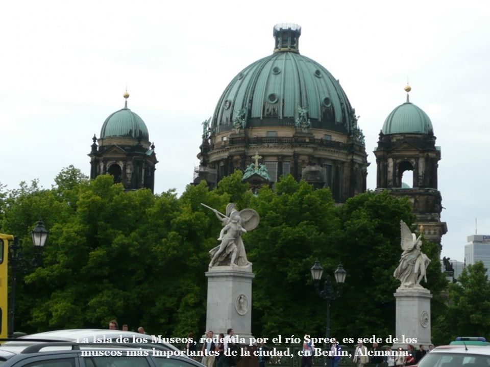 La Isla de los Museos, rodeada por el río Spree, es sede de los museos más importantes de la ciudad, en Berlín, Alemania.