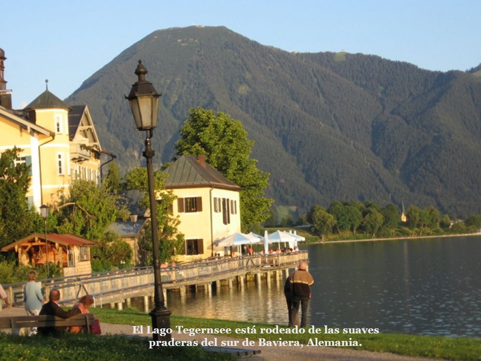 El Lago Tegernsee está rodeado de las suaves praderas del sur de Baviera, Alemania.