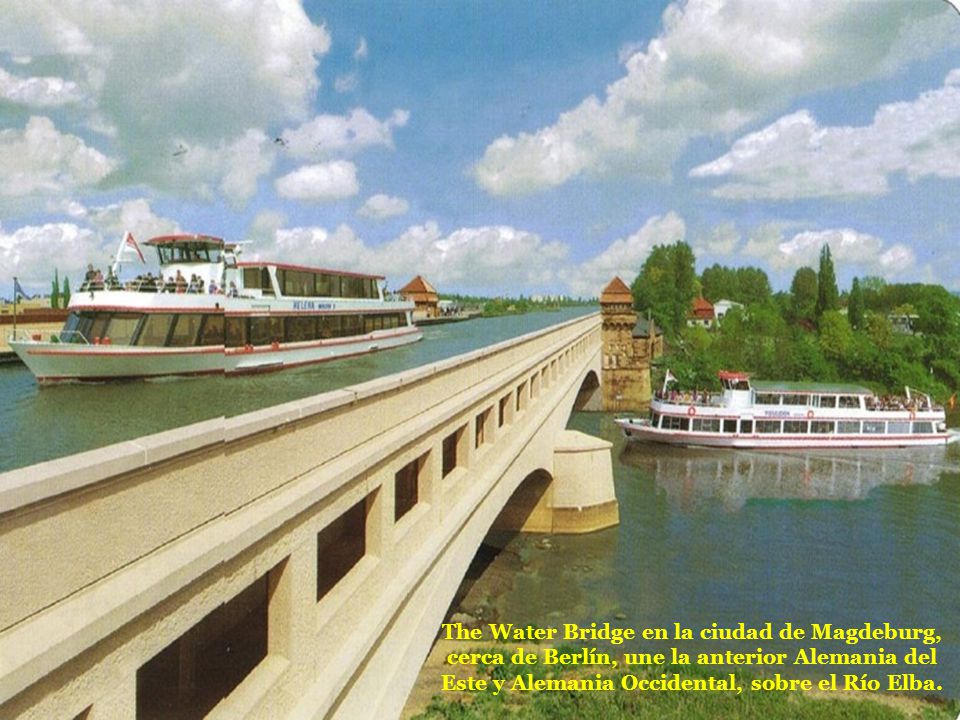 The Water Bridge en la ciudad de Magdeburg, cerca de Berlín, une la anterior Alemania del Este y Alemania Occidental, sobre el Río Elba.