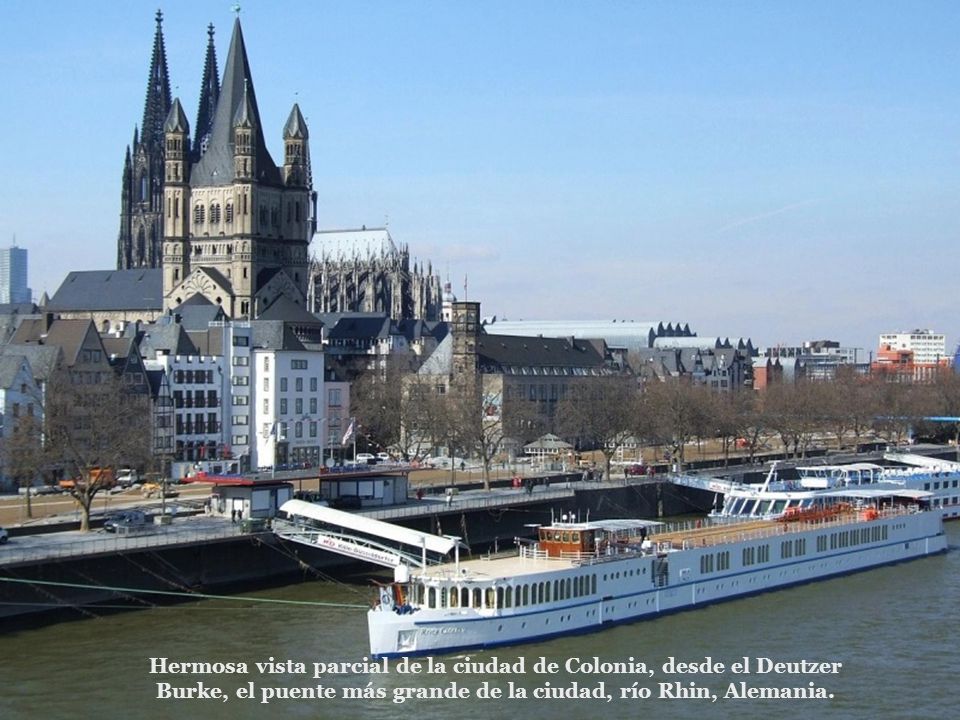 Hermosa vista parcial de la ciudad de Colonia, desde el Deutzer Burke, el puente más grande de la ciudad, río Rhin, Alemania.