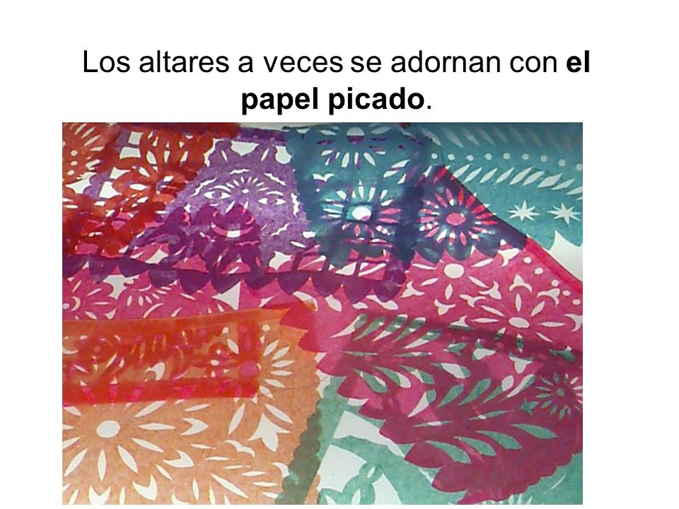 Los altares a veces se adornan con el papel picado.