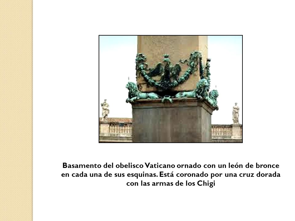 Basamento del obelisco Vaticano ornado con un león de bronce en cada una de sus esquinas.