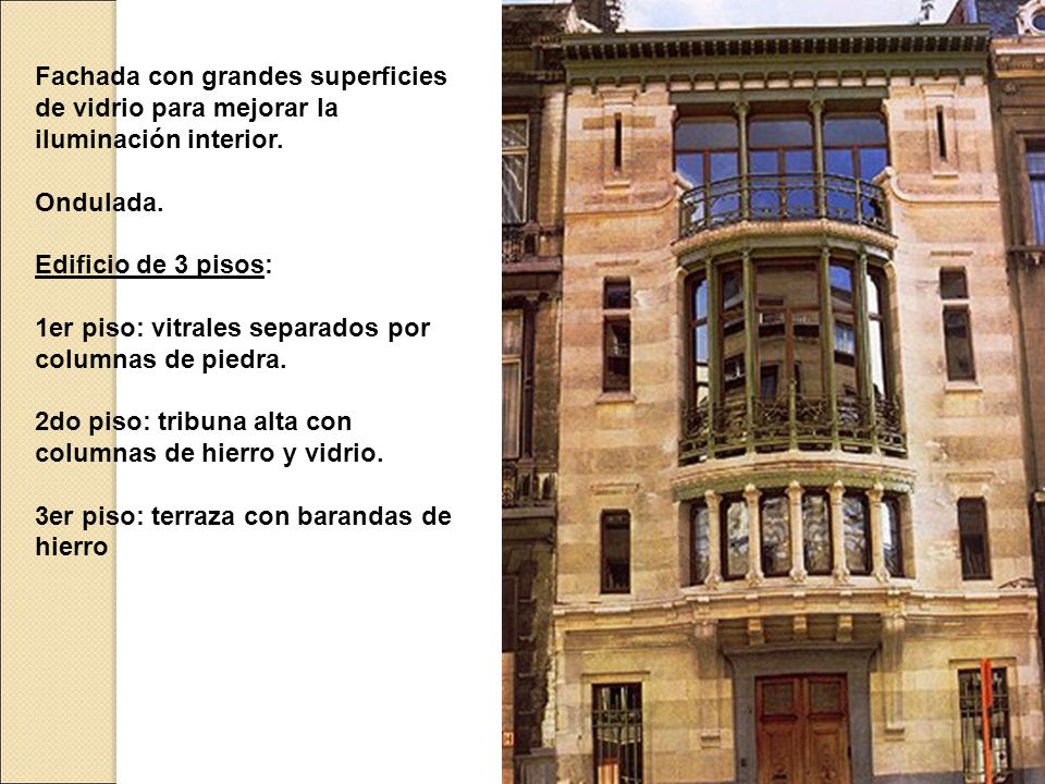 Fachada con grandes superficies de vidrio para mejorar la iluminación interior.