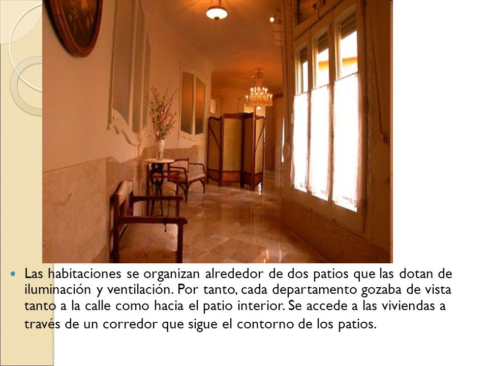 Las habitaciones se organizan alrededor de dos patios que las dotan de iluminación y ventilación.
