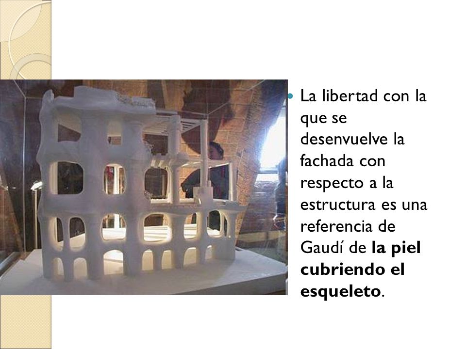 La libertad con la que se desenvuelve la fachada con respecto a la estructura es una referencia de Gaudí de la piel cubriendo el esqueleto.