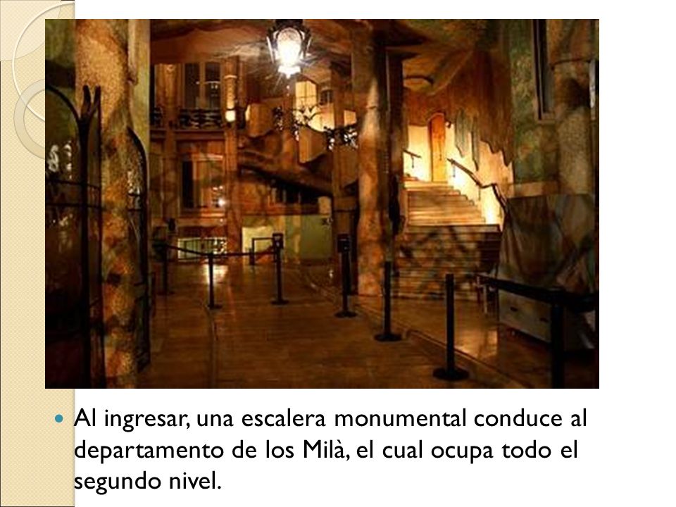 Al ingresar, una escalera monumental conduce al departamento de los Milà, el cual ocupa todo el segundo nivel.