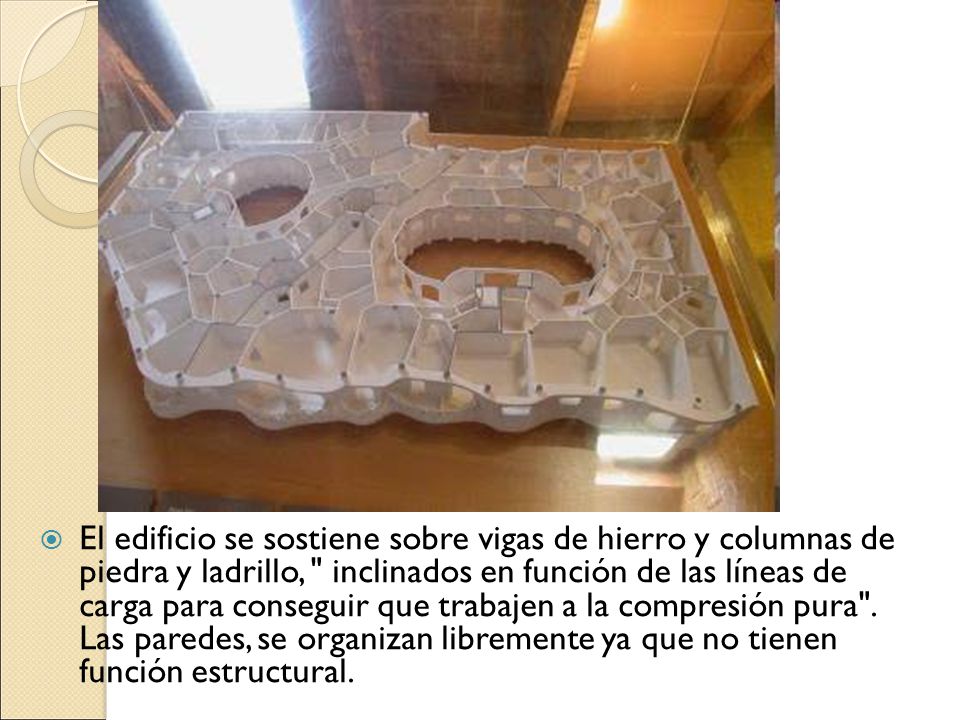 El edificio se sostiene sobre vigas de hierro y columnas de piedra y ladrillo, inclinados en función de las líneas de carga para conseguir que trabajen a la compresión pura .