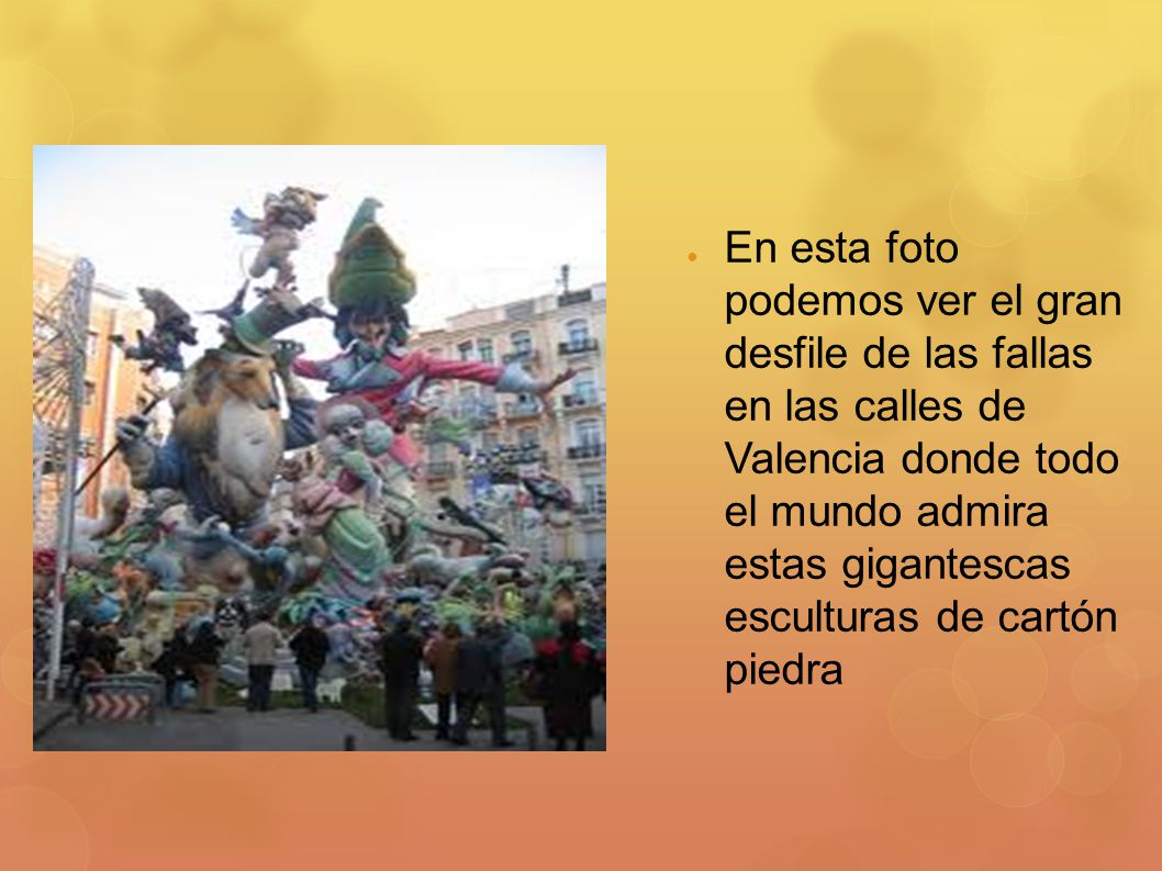 En esta foto podemos ver el gran desfile de las fallas en las calles de Valencia donde todo el mundo admira estas gigantescas esculturas de cartón piedra