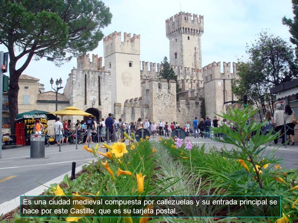 Es una ciudad medieval compuesta por callezuelas y su entrada principal se hace por este Castillo, que es su tarjeta postal.