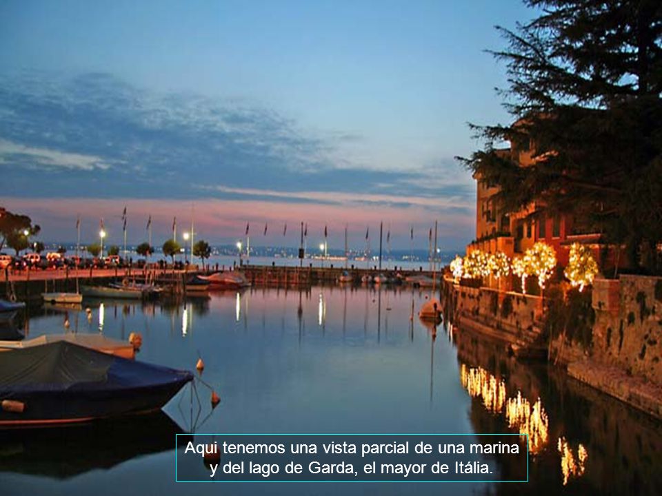 Aqui tenemos una vista parcial de una marina y del lago de Garda, el mayor de Itália.