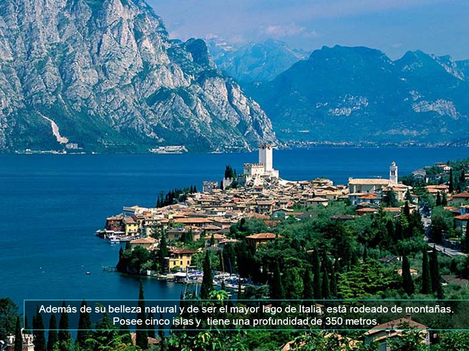 Además de su belleza natural y de ser el mayor lago de Italia, está rodeado de montañas.
