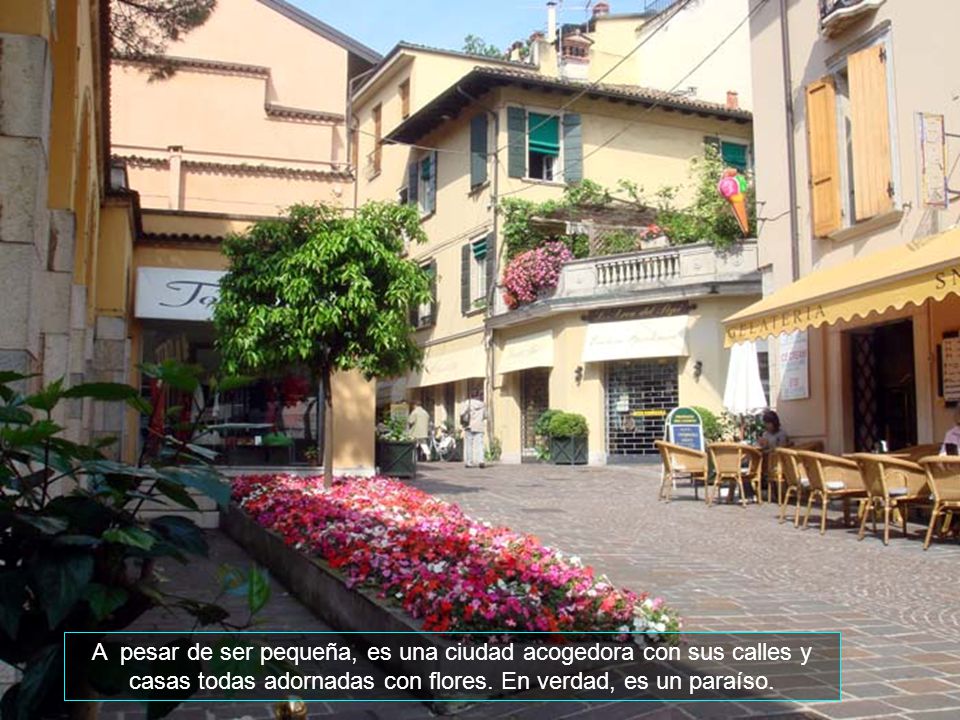 A pesar de ser pequeña, es una ciudad acogedora con sus calles y casas todas adornadas con flores.