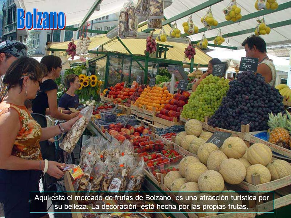Bolzano Aqui esta el mercado de frutas de Bolzano, es una atracción turística por su belleza.