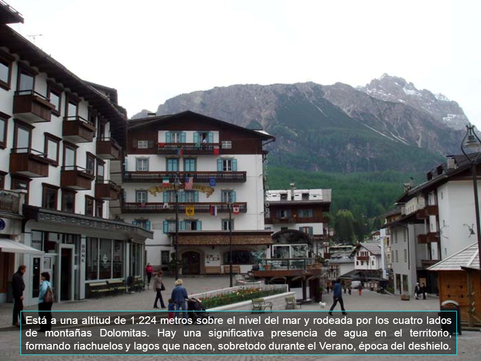 Está a una altitud de metros sobre el nivel del mar y rodeada por los cuatro lados de montañas Dolomitas.