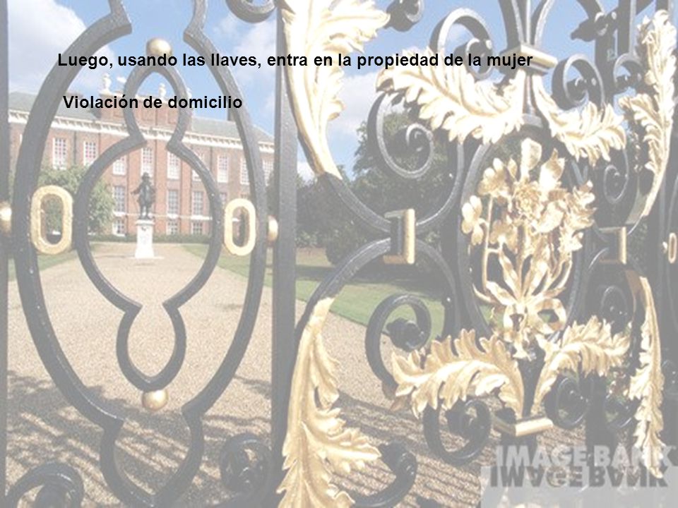 Luego, usando las llaves, entra en la propiedad de la mujer