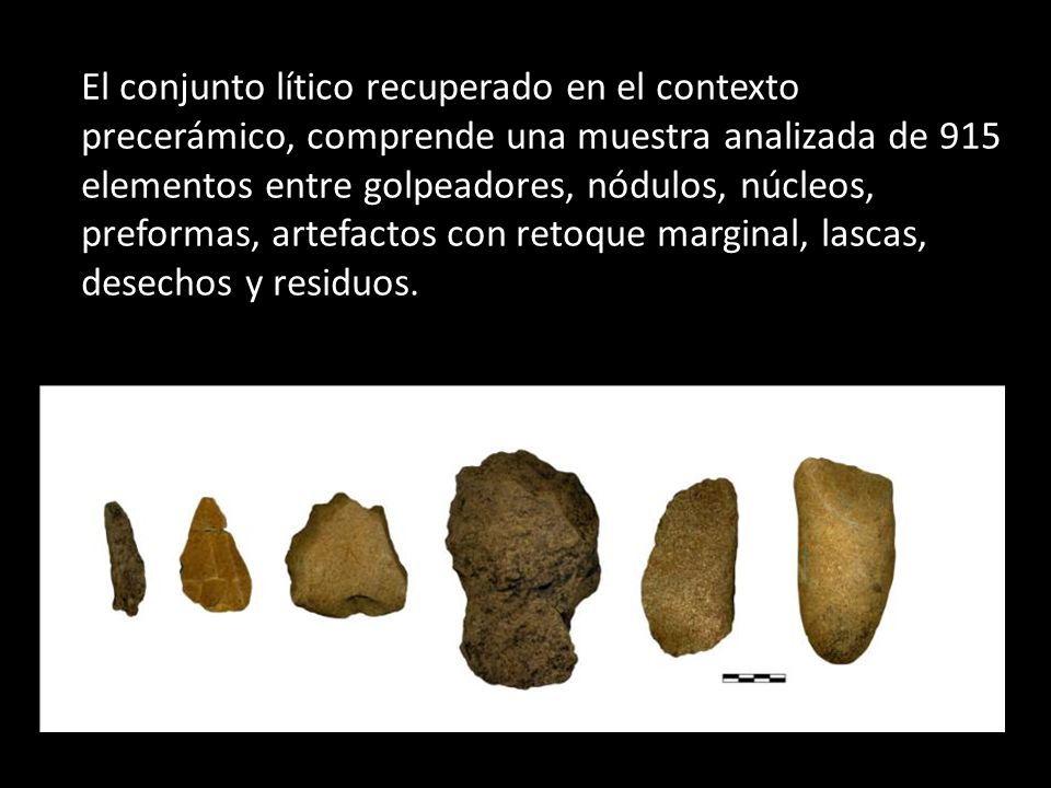 El conjunto lítico recuperado en el contexto precerámico, comprende una muestra analizada de 915 elementos entre golpeadores, nódulos, núcleos, preformas, artefactos con retoque marginal, lascas, desechos y residuos.