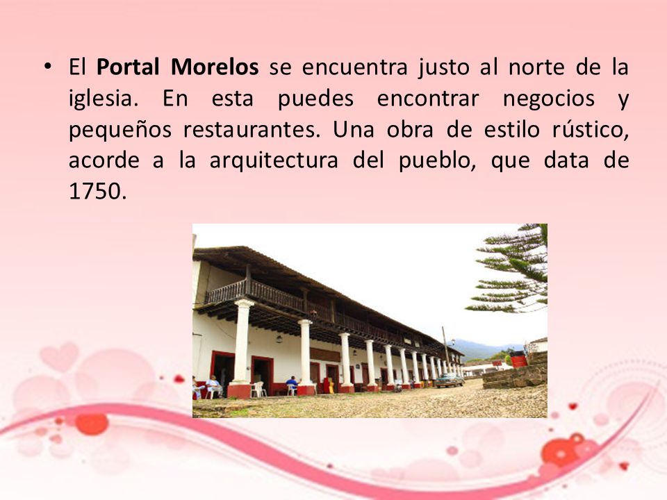 El Portal Morelos se encuentra justo al norte de la iglesia